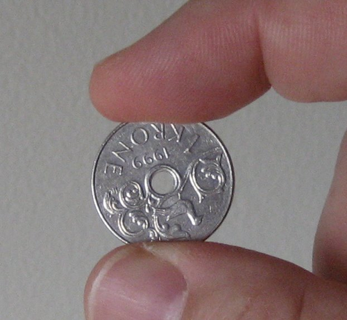A Norwegian 1 Krone coin with a center hole.