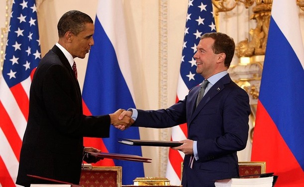 Barack Obama und Dmitri Medwedew nach der Unterzeichnung des "New START"-Vertrags in Prag
Autor: Kremlin.ru
Lizenz: CC BY 4.0