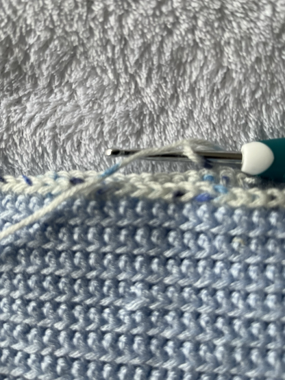 Häkelpulli in blau und weiß 