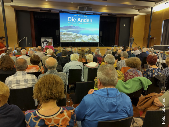 Begeistertes Publikum vor Leinwand bei unserer Multivisionsshow