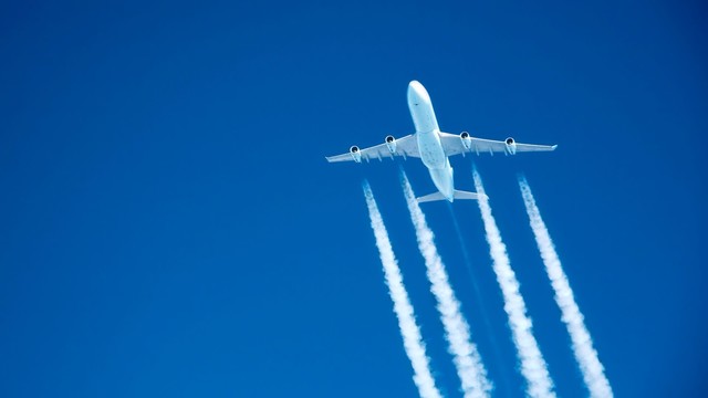 Plane with “chemtrails”