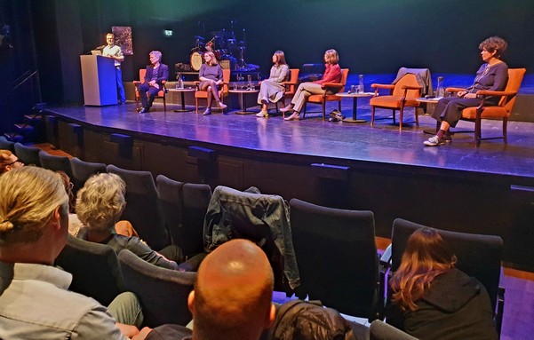 Klimaschutzforum im schwarzem Bühenraum im Schauspielhaus Bochum