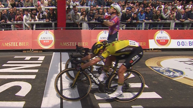 finishfoto van de Amstel Gold Race, waarbij Lorena Wiebes de handen te vroeg in de lucht steekt en daardoor de winst weggeeft aan Marianne Vos. 