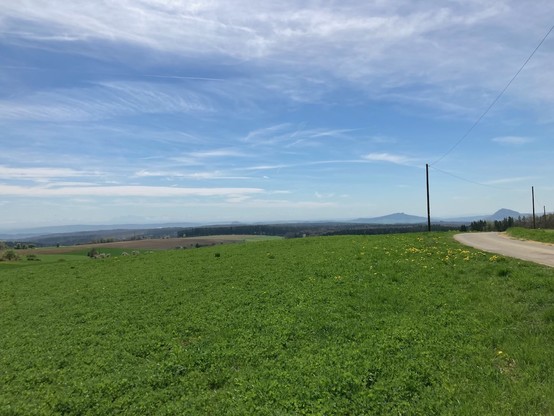 Blick auf Hegauvulkane von den Pestkreuzen bei Emmingen