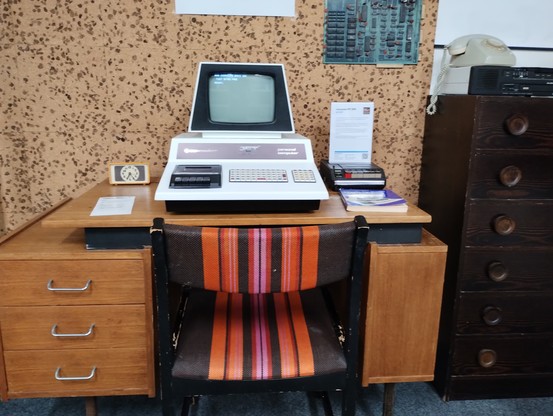 Prachtig bureau in stijlvol bruin en oranje, met Commodore PET.