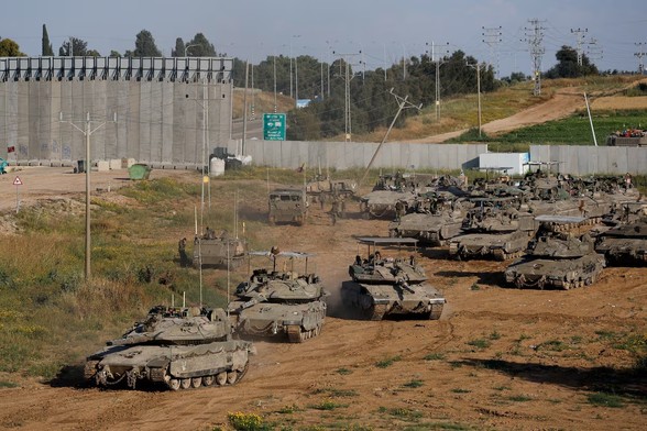 Israeli tanks manoeuvre on their way to Gaza, amid the ongoing conflict between Israel and the Palestinian Islamist group Hamas, near the Israel-Gaza border, in Israel, April 10, 2024. REUTERS/Amir Cohen /File Photo