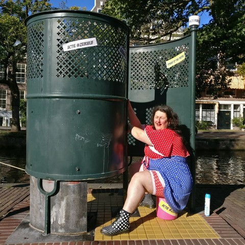 De gemeente #Amsterdam investeert 4 miljoen euro in openbare toiletten. Het besluit volgt op een jarenlange discussie over het gebrek aan openbare toiletten voor vrouwen in de stad.


AMSTERDAM - Actie #Zeikwijf plast in eigen emmer in 2017.

📸 #daphnechannahorn

#vrouwen #Atria #gelijkerechten
#plassen #openbaartoilet #krul
#urinoir #politiek #gezondheid