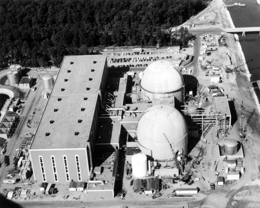 Luftaufnahme um 1972 vom Kernkraftwerk Surry, USA
Autor: ENERGY.GOV, https://www.flickr.com/people/37916456@N02
Lizenz: Public domain