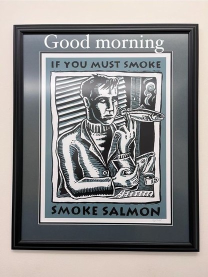 Poster -Holzschnitt: ein Mann hält anstelle einer Zigarette einen Fisch zwischen den Fingern, Begleittext: "If you must smoke, smoke salmon"