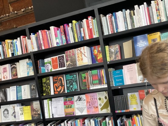 boekenwand stedelijk shop