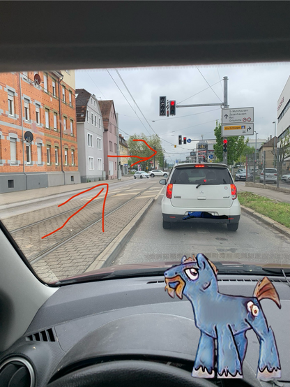 Ein Bild eines Ampelstaus wo 2 dilettantisch eingemalte Pfeile den Weg des Verkehrsrowdys zeigen sollen.