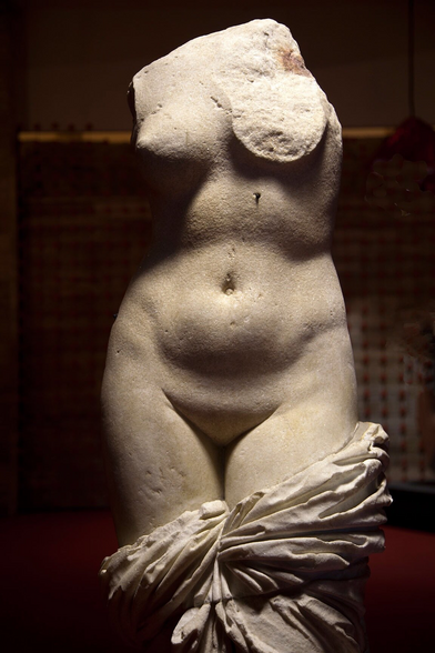 Sensual photograph of a statue of Aphrodite, the mons veneris enticing the onlooker.