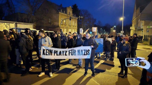 Foto einer kleinen Demo mit Banner "Kein Platz für Nazis"