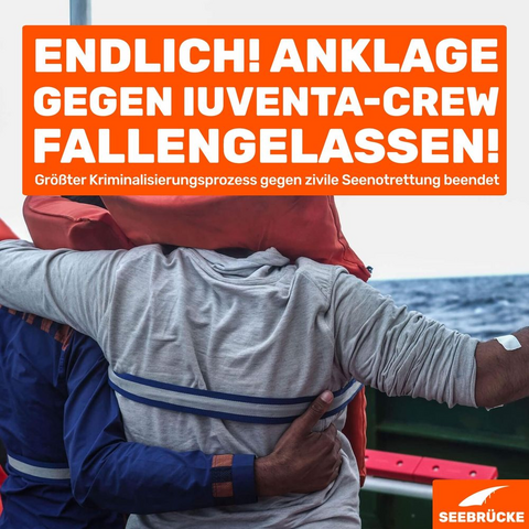 Zwei Personen mit Rettungswesten halten sich in den Armen. In einem orangen Kasten steht “Endlich! Anklage gegen iuventa-Crew fallengelassen! Größter Kriminalisierungsprozess gegen zivile Seenotrettung beendet!” In der rechten oberen Ecke ist das Seebrücke-Logo in weiß auf orange.