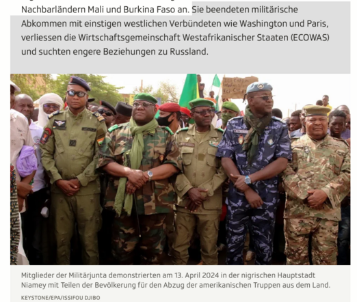Screenshot aus SRF-Portal, zeigt die Mitglieder der nigrischen Militärjunta in Uniformen stolz ihre Bäuche präsentieren. 
Text:
Sie beendeten militärische Abkommen mit einstigen westlichen Verbündeten wie Washington und Paris, verliessen die Wirtschaftsgemeinschaft Westafrikanischer Staaten (ECOWAS) und suchten engere Beziehungen zu Russland.