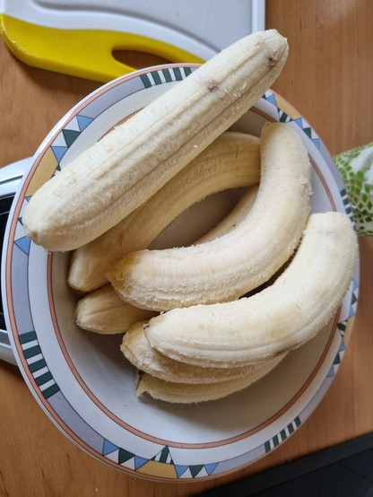 seven peeled bananas on a plate