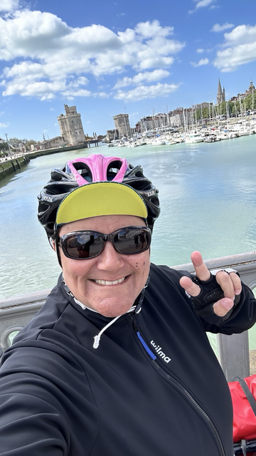 Selfie devant les tours De la chaîne dans le vieux port à La Rochelle, je fais le signe de victoire comme un V