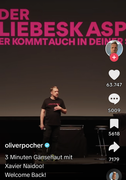 Pocher steht auf der Bühne. Fear Screens in Folge aus einem Video, was derzeit auf tiktok tausende likes bekommt. 
Er kündigt im Video an, dass nach drei langen Jahren Xavier Naidoo willkommen geheissen wird zurück auf die Bühne.