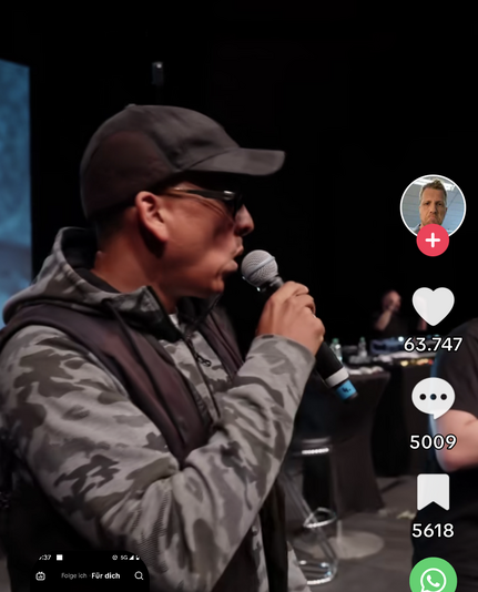 Na du beginnt zu singen in Camouflage, Klamotten. Zu diesem Zeitpunkt hat dieses Video 63.700 likes.