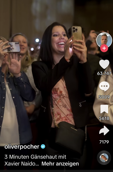 Weibliche Fans von Pocher springen auf zücken ihre handykameras, applaudieren und machen Fotos