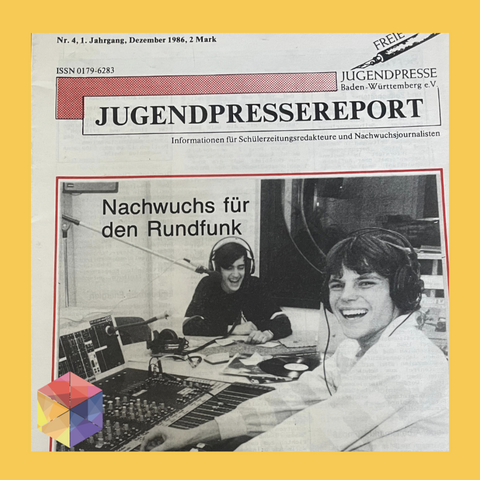 Die Titelseite des Jugendpressereports. Es zeigt zwei lachende Nachwuchsjournalisten in einem Ton-/Radiostudio. Der Titel lautet "Nachwuchs für den Rundfunk"