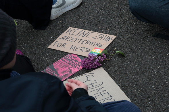 Schilder mit "Keine Zahnarzttermine für Merz" und "(Sch)Merz"
