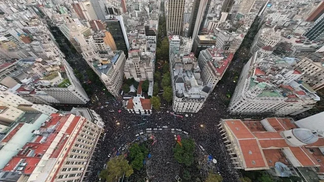 Vista aérea de una pequeña parte de la movilización del 23 de Abril en contra de Milei y en defensa de la Universidad Pública. Millones de personas llenando Plaza de Mayo, Diagonal Sur y Norte, y Avenida de Mayo, hasta donde llega la vista. (En los hechos, fue hasta llenar la plaza del Congreso y alrededores.)
