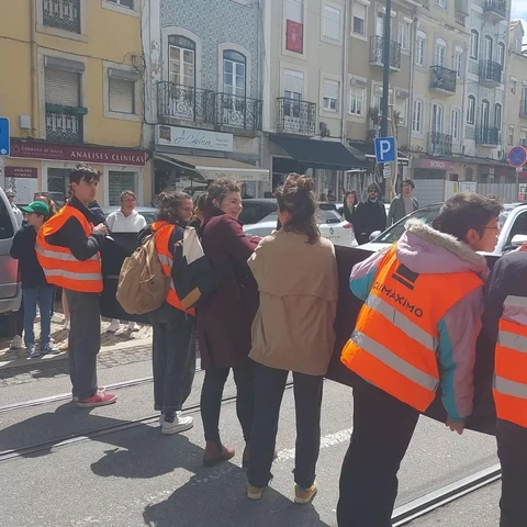 Marcha lenta com apoio popular