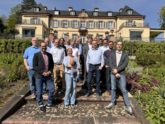 Die Teilnehmenden des Sandpit-Workshops bei der Klaus-Tschira-Stiftung in Heidelberg vor der Villa Bosch.