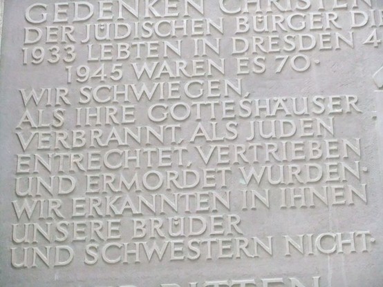 Plakette an der Kreuzkirche Dresden zur Erinnerung an die Deportation Dresdner Jüdinnen und Juden