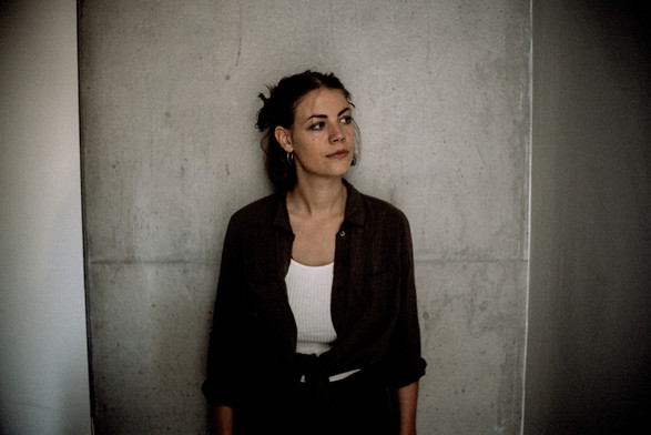 Die Musikerin Fee. Sie trägt eine dunkle, aufgeknöpfte Bluse und die Haare zusammengesteckt. Das Foto wurde von Christoph Seubert aufgenommen. 