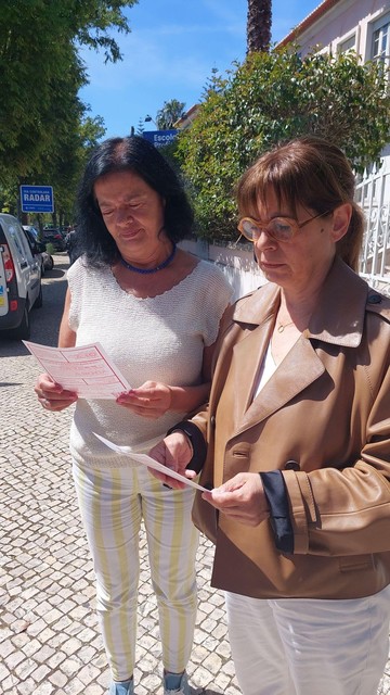Curiosas com a marcha lenta, lendo panfletos
