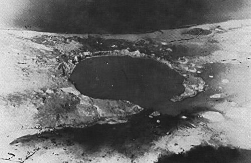 Operation Hardtack I Cactus schoss auf Krater auf Runit Island
Autor: Federal government of the United States. - http://nuclearweaponarchive.org/Usa/Tests/Ht1cactus2.jpg
Lizenz: Public Domain