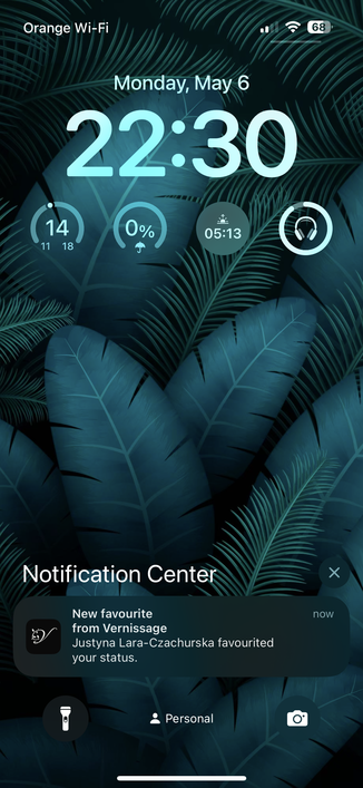 Screen from the iPhone Lock Screen with push notification from Vernissage Web. 