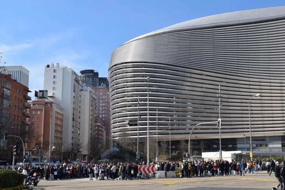Ein Ausschnitt der neuen Fassade und des neuen Daches des Bernabéu-Stadions in Madrid