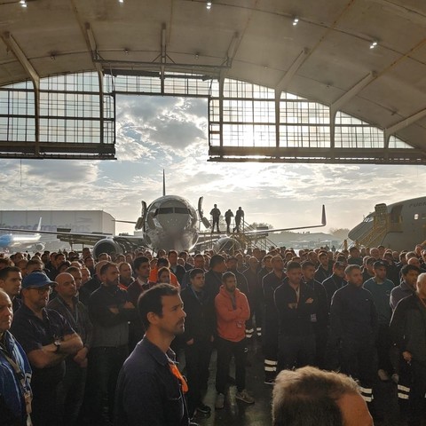 Foto de los hangares de Aerolíneas Argentinas, en Ezeiza, en plena asamblea de trabajadores preparando el Paro General del 9 de Mayo.
