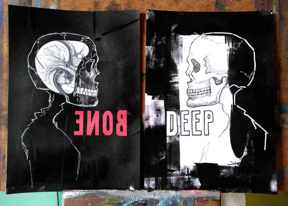 Zwei Originale von Fee, auf denen je ein Schädel zu sehen ist. Die beiden Skelettfiguren blicken einander an. Auf dem linken Bild steht, spiegelverkehrt: BONE. Auf dem rechten: DEEP.