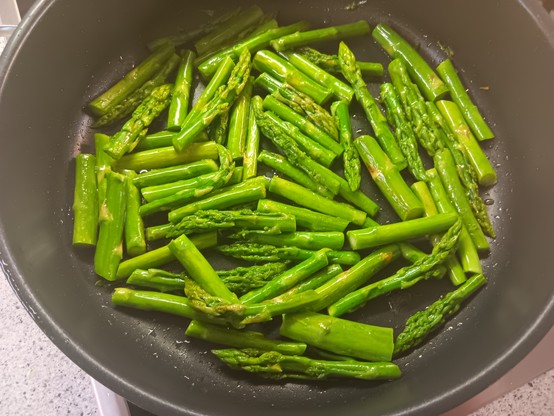 Grüner Spargel in Bratpfanne