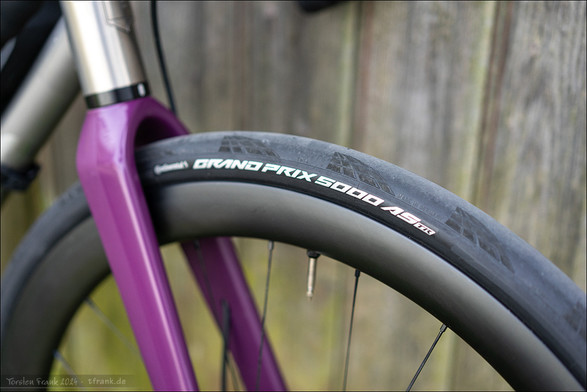Close up of the front tire and fork of a 22bikes Drifter gravel bike with a Continental Grand Prix 5000 AS TR 35-622 tire on a Nextie AGX 45 carbon rim.