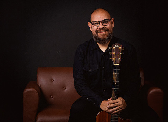 Como forma de comemorar os seus 30 anos de carreira em 2024, o cantor Marcus Salles anuncia o lançamento de três grandes projetos. Foto: Divulgação.