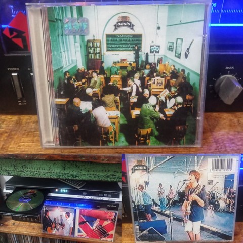Montagem de fotos com capa do CD, CD no DVD com caixa do CD aberto mostrando o encarte e contra capa do CD.