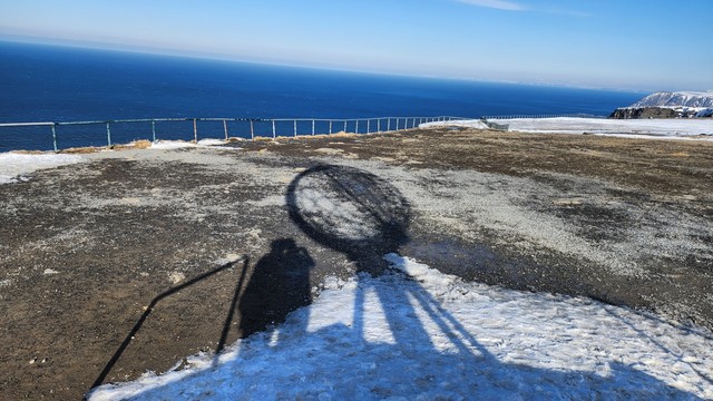 Ein Schattenbild von mir und meinem Mann mit dem Globus am Nordkap in Norwegen