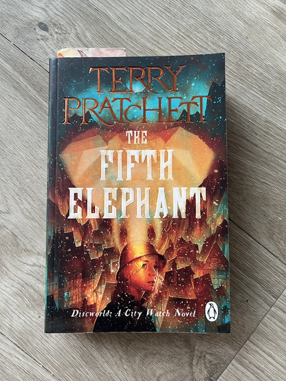 Front cover of The Fifth Elephant by Terry Pratchett