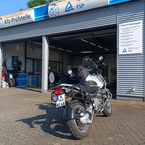 Motorrad vor einer KFZ-Prüfstelle.