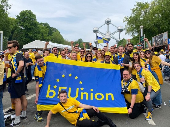 Group pic before, atomium in background