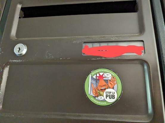 Mon ancienne boîte aux lettres avec mon autocollant Stop La Pub perso.