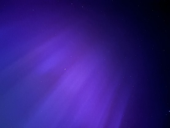 Polarlichter am Himmel. Violetter Schein am Himmel . Nachtaufnahme