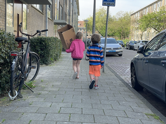 Kinderen helpen de straat op te ruimen. 