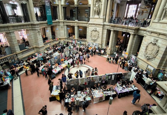 Halle des Kommunikationsmuseums mit kleinen Messeständen.