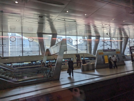 Bahnstation Frankfurt Flughafen. Am Nachbargleis steht ein ICE mit blauem statt rotem Streifen mit dem Namen "Europa".